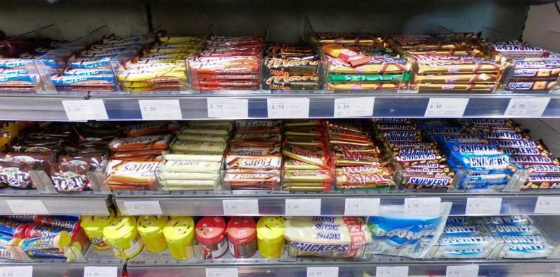 Popularne batony i chipsy znikną ze sklepowych półek? Jak to możliwe?