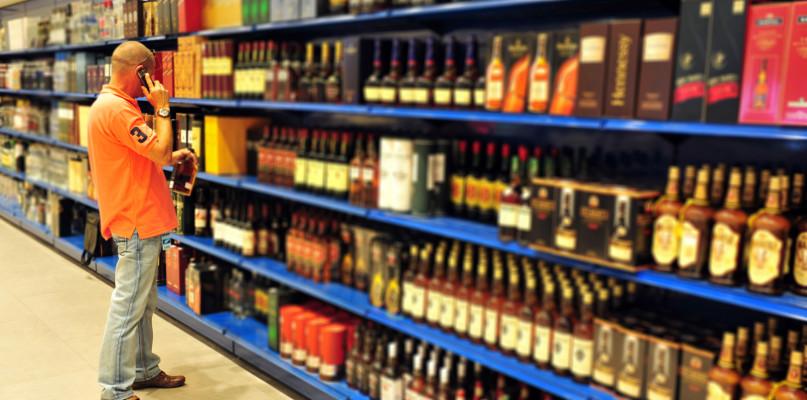 Znaleźli kawałki szkła w tym alkoholu! Jeśli masz go w domu, wylej natychmiast!