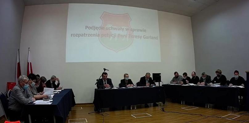 Absurdalne petycje na sesji w Kosowie. Jedną napisała samozwańcza prezydent.