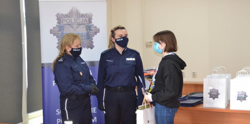 Uczniowie i nauczyciele na policji. Odbierali nagrody...