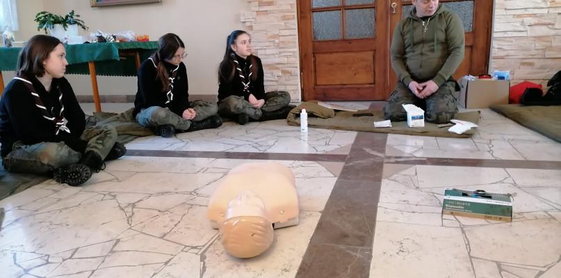 Zuchy i harcerze uczą się, jak ratować życie innych