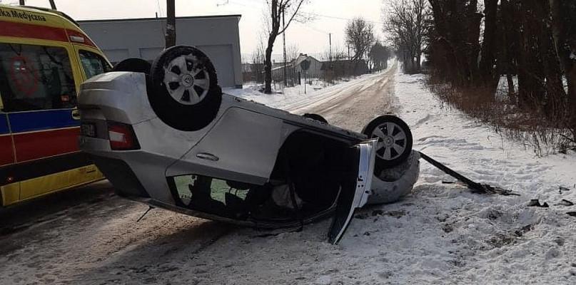 Skoda uderzyła w krzyż i dachowała. Kierująca w szpitalu.