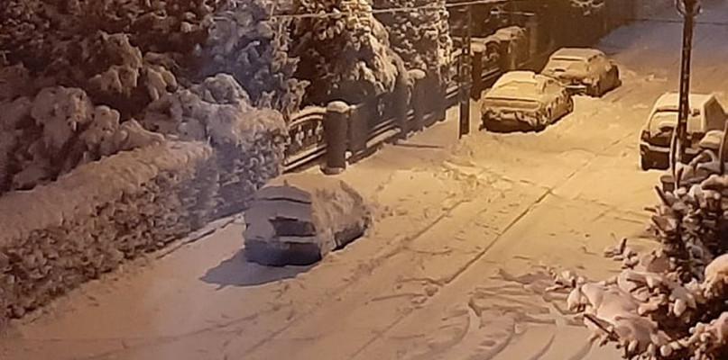 Przypominają o obowiązku odśnieżania dachów, chodników i samochodów
