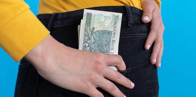 Czy się stoi, czy się leży, 1200 zł się należy? Pomysł podzielił Polaków