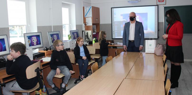 Dzięki dotacji w Nowej Wsi powstała nowoczesna pracownia komputerowa i...