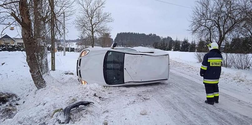 Ślisko na drogach, dwa samochody dachowały