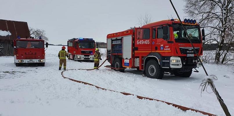 Strażacy gasili pożar drewnianego domu