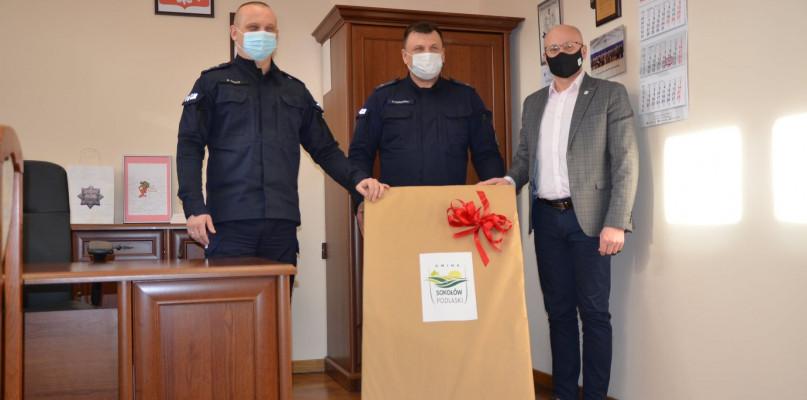 Gmina Sokołów przekazała policjantom ciekawy prezent..