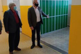 Gdy uczniowie mieli przerwę, do szkoły wkroczyła ekipa remontowa