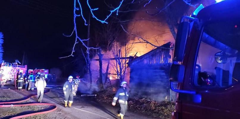 Jedni witali Nowy Rok, a w tym czasie strażacy gasili pożar stodoły