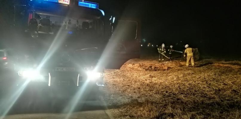 Strażacy w świąteczną noc gasili bele słomy