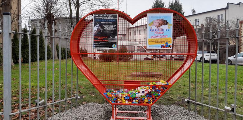 Serce na plastikowe nakrętki stanęło przy ul. Wolności w Sokołowie