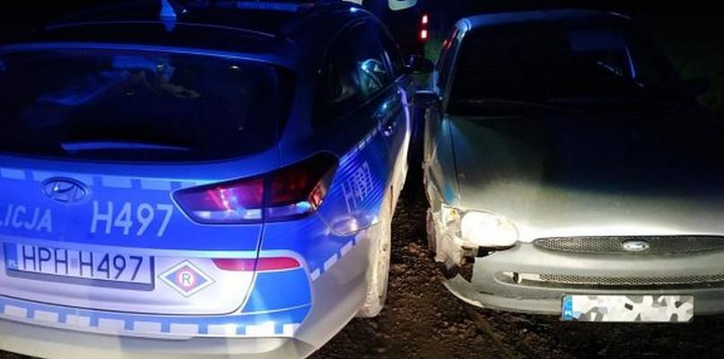 Pijany kierowca chciał potrącić policjanta, uciekał i staranował radiowóz