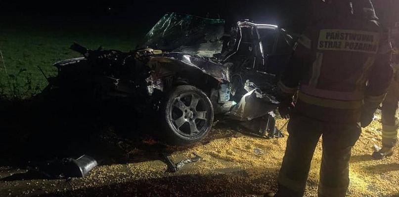 Młody kierowca audi w szpitalu po zderzeniu z przyczepą