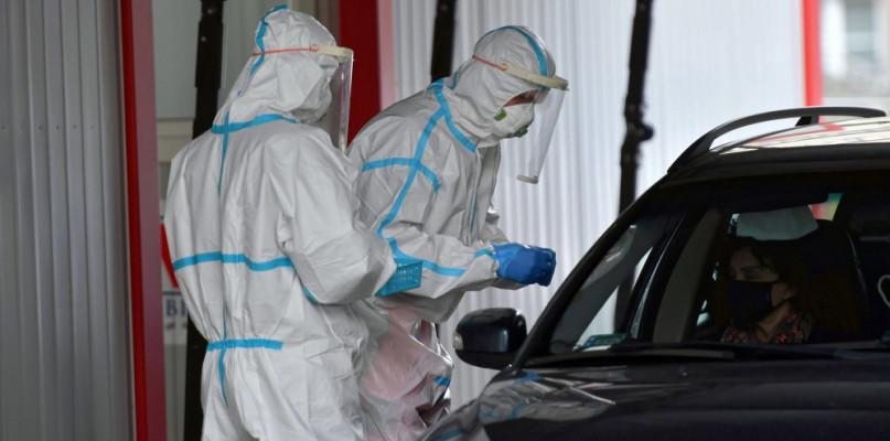 MZ: zakażenie SARS-CoV-2 wykryto u większej liczby kobiet niż mężczyzn