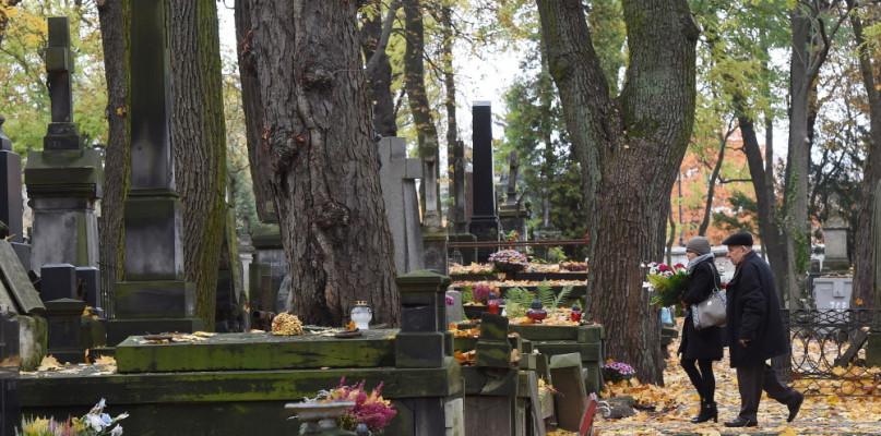 W sobotę, niedzielę 1 listopada, i poniedziałek zamknięte będą cmentarze