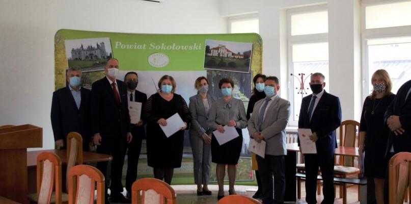 Zarząd powiatu nagrodził nauczycieli ze swoich szkół