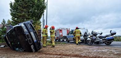 Pijany dachował BMW, zniszczył ogrodzenie i skrzynkę gazową
