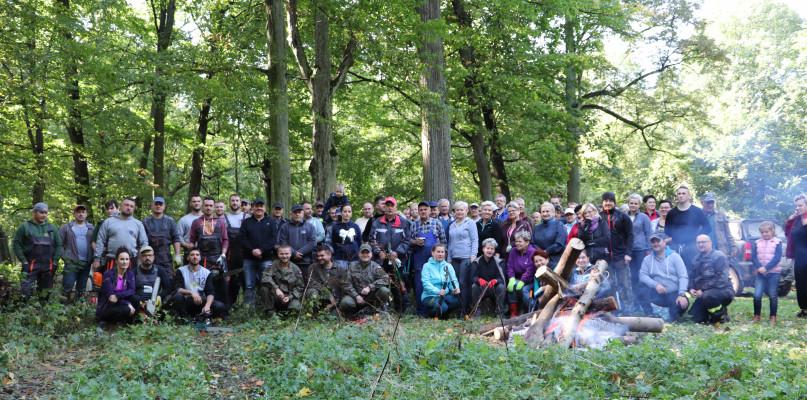 Ponad sto osób sprzątało park w Repkach