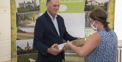 Powiat przekazał laptopy i środki ochrony rodzinom zastępczym
