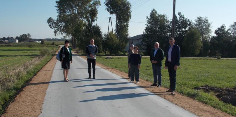 Wyremontowali drogę w Łazówku, trwają prace w Szwejkach