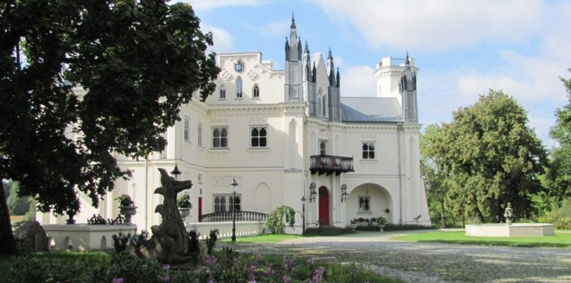 Pałac w Patrykozach został wystawiony na sprzedaż