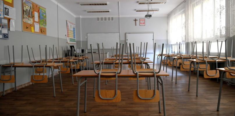 Dworczyk: do szkół trafi blisko 4 mln litrów płynu dezynfekującego i ponad 50 mln maseczek
