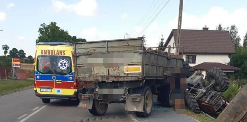 Peugeot zajechał drogę i uciekł. Traktor w rowie, kierowca w szpitalu.