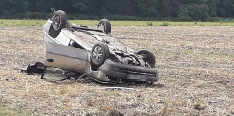 Opel dachował, ranny został 16-letni pasażer