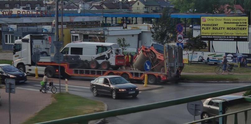 Walec drogowy spadł z lawety i zablokował ulicę