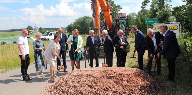 Nadeszła wiekopomna chwila - ruszył remont drogi do Paprotni