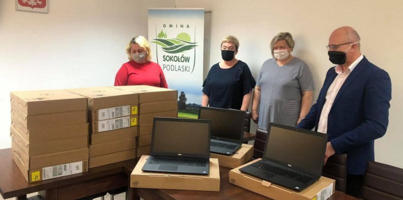 Kolejne laptopy trafiły do uczniów z gminy Sokołów