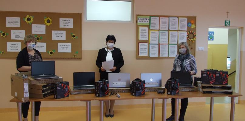 W Sterdyni też zdobyli fundusze na laptopy do zdalnego nauczania
