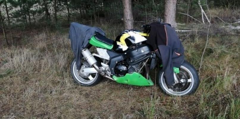 Policjanci odzyskali motocykl. Złodzieje zdążyli go już przemalować i zmienić tablice...