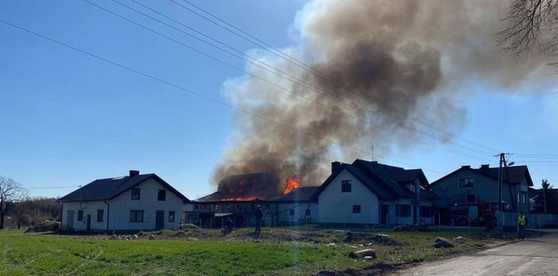 Kilkudziesięciu strażaków walczyło z pożarem tartaku w Niecieczy. AKTUALIZACJA.