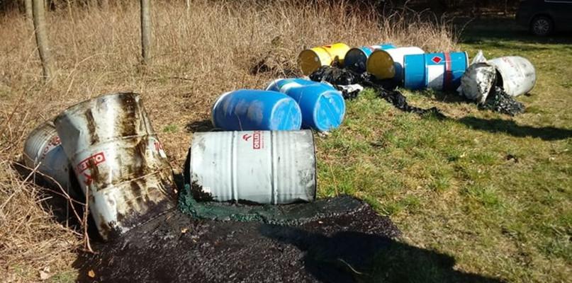 Gmina Bielany. Ktoś wyrzucił beczki z chemikaliami