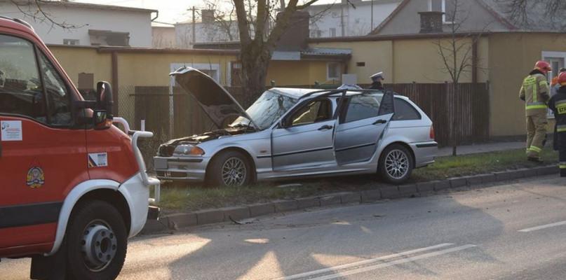 Skasował BMW na drzewie przy ul. Kosowskiej