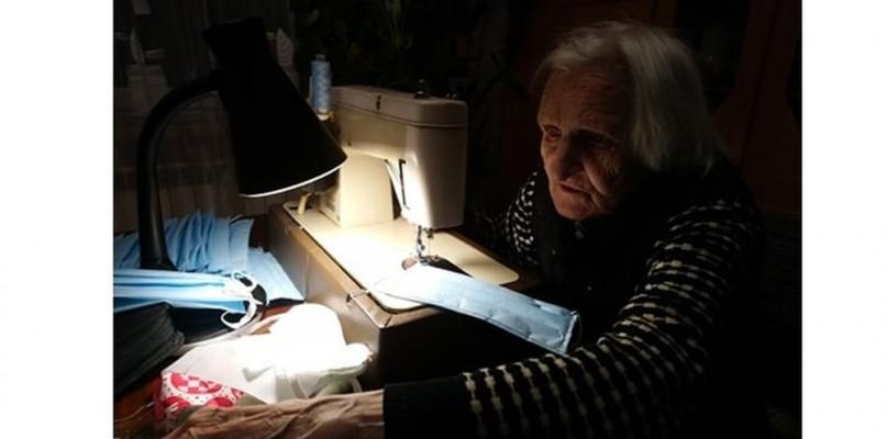 95-latka walczy z koronawirusem... szyjąc maseczki dla wnuków!