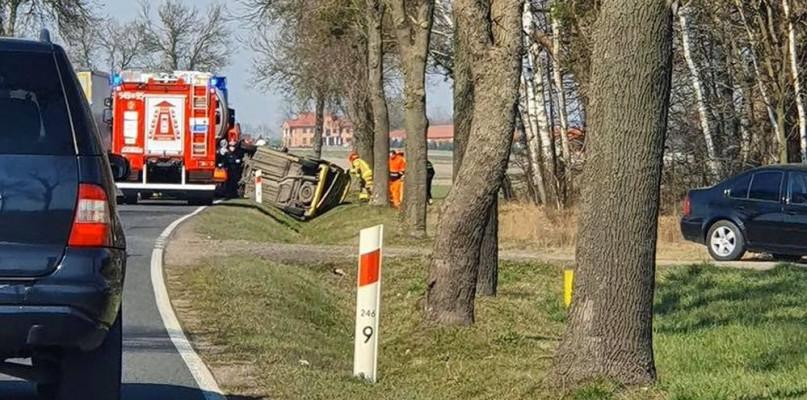 Chciał ustąpić miejsca karetce, skończyło się dachowaniem