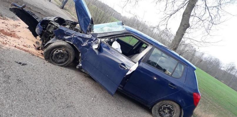 21-latka uderzyła w drzewo, trafiła do szpitala