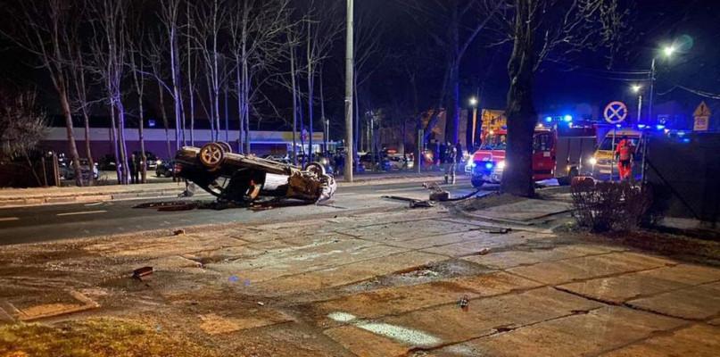 19-latek w BMW na ul. Wolności urwał koło i dachował