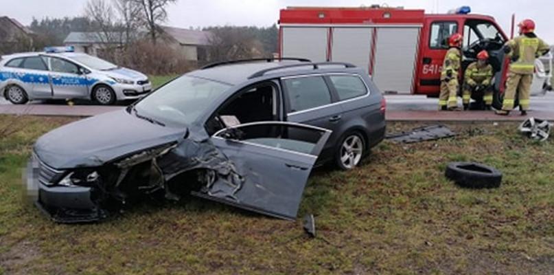 Kierowca osobówki prawdopodobnie zasnął, uderzył w ciężarówkę