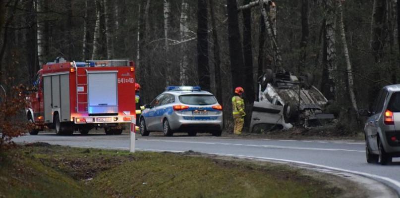 Bus dachował pod Emilianowem, kierowca ranny