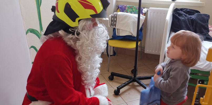 Druhowie Świętymi Mikołajami. Odwiedzili dzieci w szpitalach.