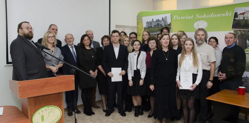 27 uczniów otrzymało stypendia Rady Powiatu Sokołowskiego