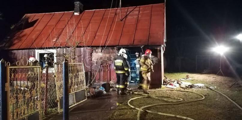 Z płonącego domu uciekli ludzie, zginął pies