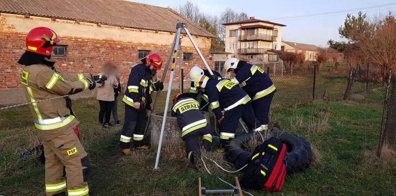 Dramatyczna akcja ratownicza. Mężczyzna wpadł do studni.