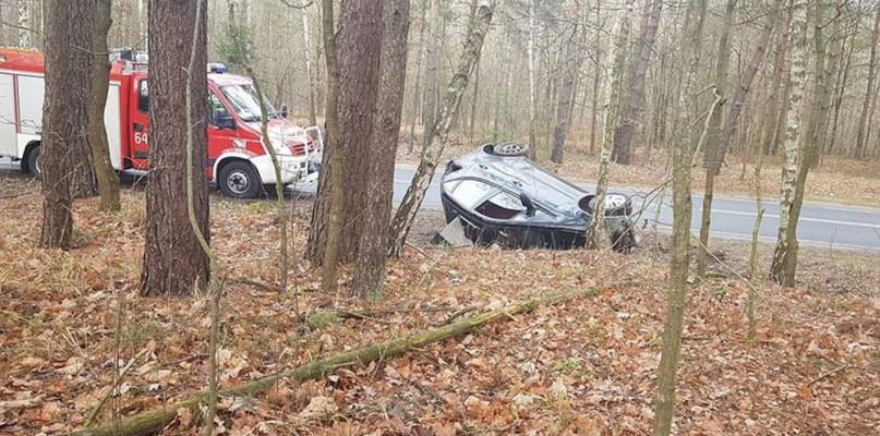 Nie opanował mercedesa na łuku drogi