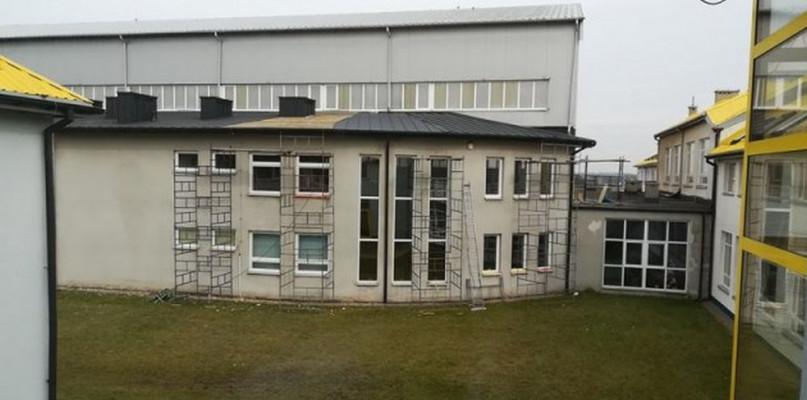 Dach hali w Kosowie Lackim w końcu nie będzie przeciekać