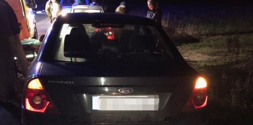 Ucierpiał, bo stał na poboczu przy samochodzie